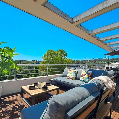 Penthouse With Large Terrace Ac Parking And Close To Shops -benakey *