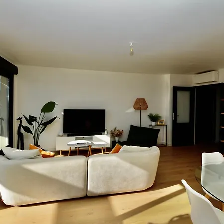 Penthouse With Large Terrace Ac Parking And Close To Shops -benakey Antibes