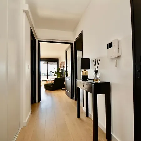 Appartement Penthouse With Large Terrace Ac Parking And Close To Shops -benakey