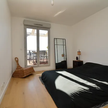 Penthouse With Large Terrace Ac Parking And Close To Shops -benakey Antibes