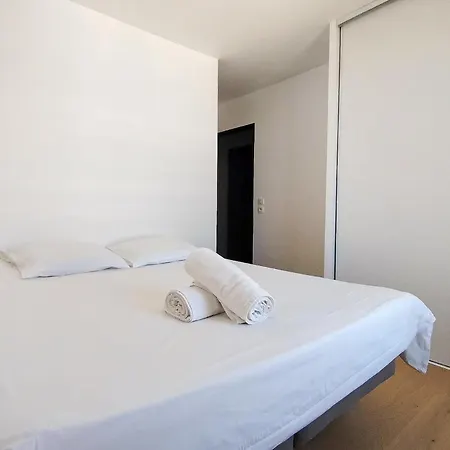 Penthouse With Large Terrace Ac Parking And Close To Shops -benakey Appartement