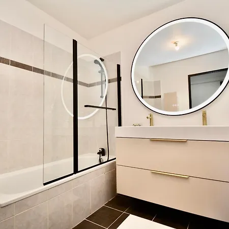 Penthouse With Large Terrace Ac Parking And Close To Shops -benakey Appartement *