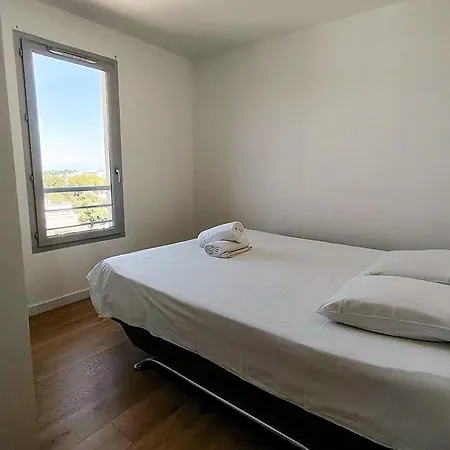 Penthouse With Large Terrace Ac Parking And Close To Shops -benakey Appartement Antibes