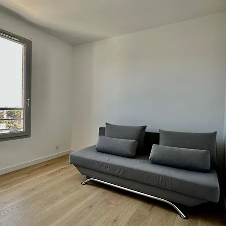 Appartement Penthouse With Large Terrace Ac Parking And Close To Shops -benakey
