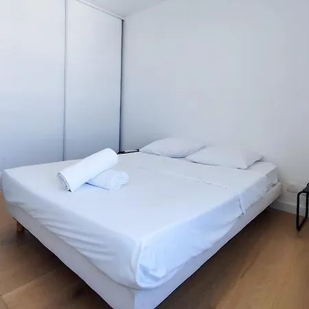 Penthouse With Large Terrace Ac Parking And Close To Shops -benakey * Antibes