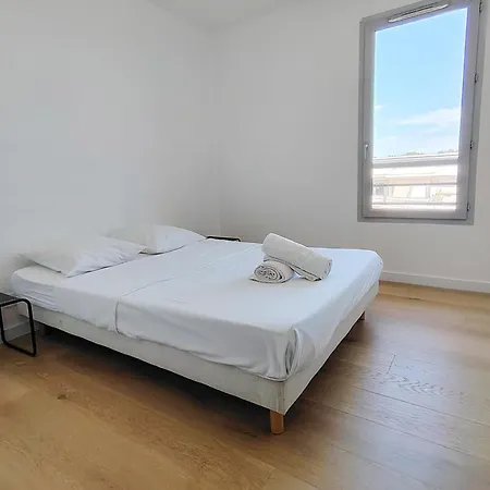 Penthouse With Large Terrace Ac Parking And Close To Shops -benakey * Antibes
