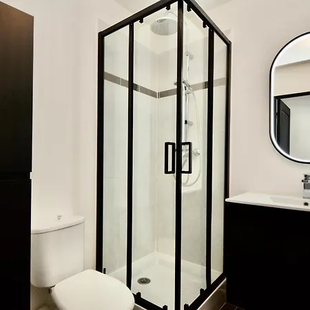 Penthouse With Large Terrace Ac Parking And Close To Shops -benakey Antibes