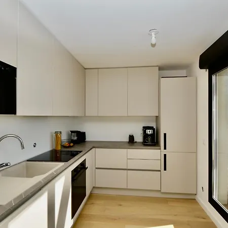 Appartement Penthouse With Large Terrace Ac Parking And Close To Shops -benakey